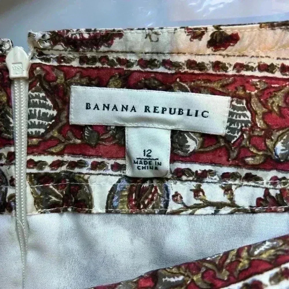 Banana Republic Silk Floral paisley skirt size 12 Feminine Delicate boho hippie